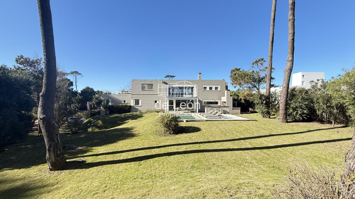 Casa en Laguna Blanca de 5 dormitorios y dependencia de servicio, piscina.