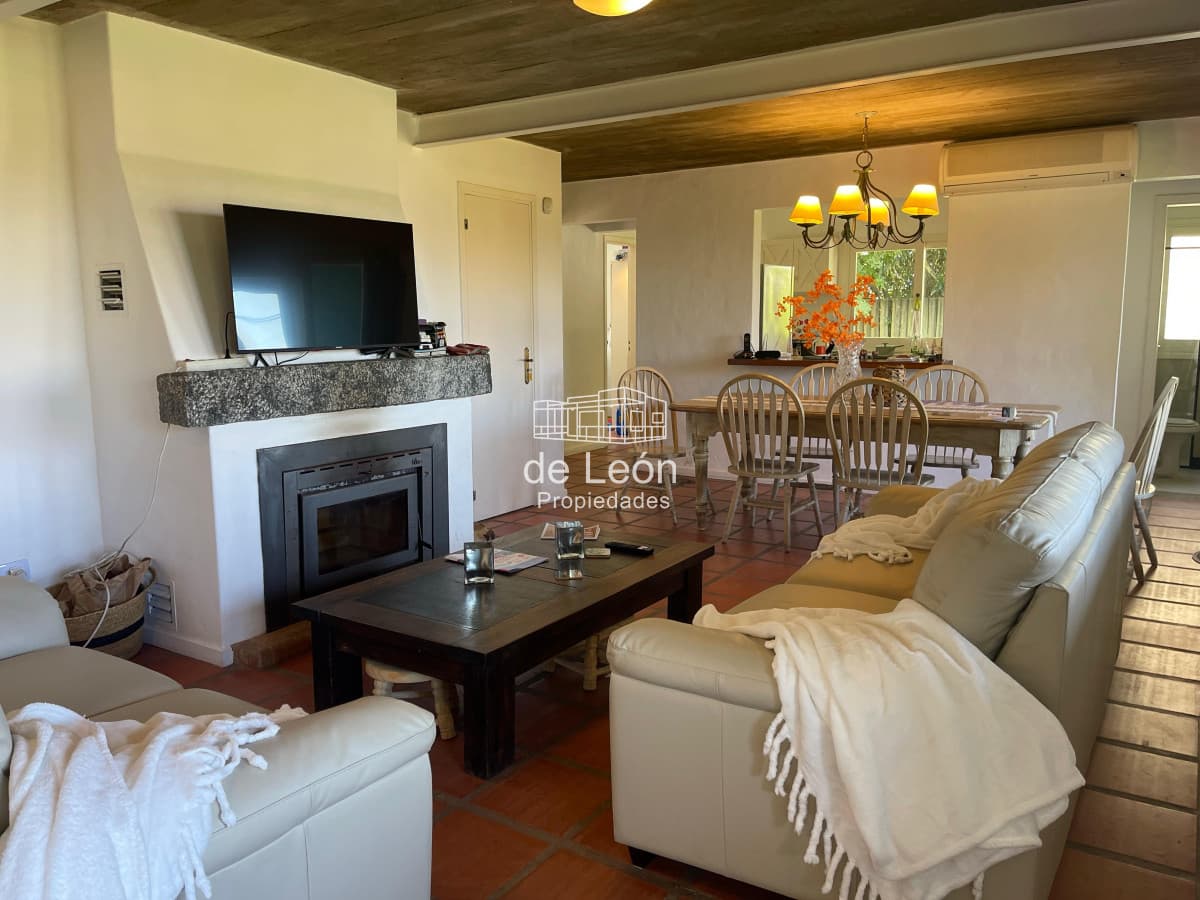 Casa de 3 dormitorios en suite y servicio, piscina