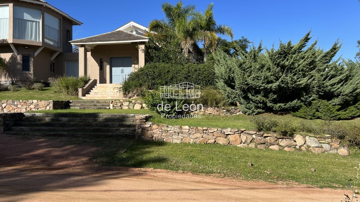 Se vende amplio terreno esquinero en La Barra
