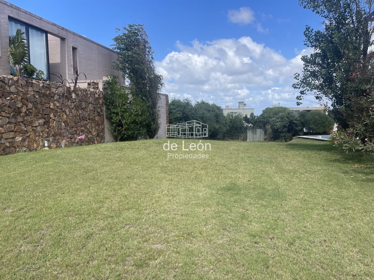 Lote de 707m2 a metros del mar. Montoya, La Barra