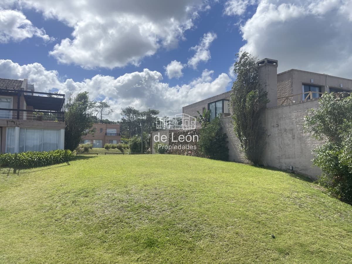 Lote de 707m2 a metros del mar. Montoya, La Barra