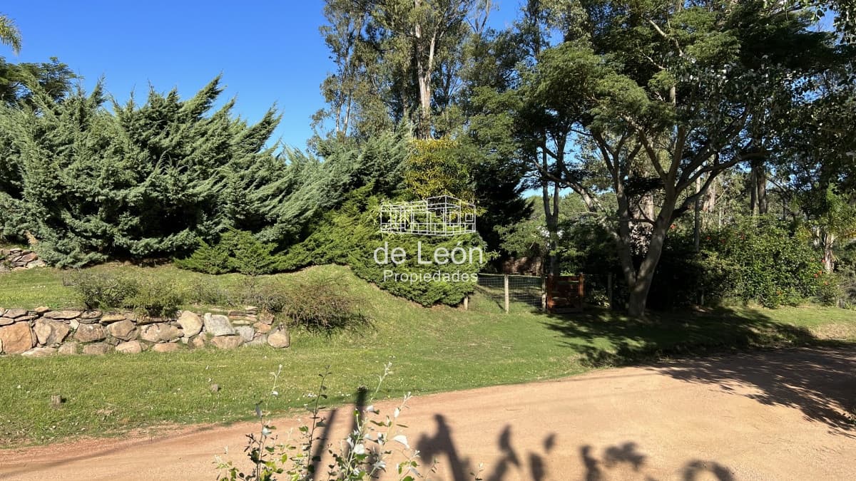 Se vende amplio terreno esquinero en La Barra