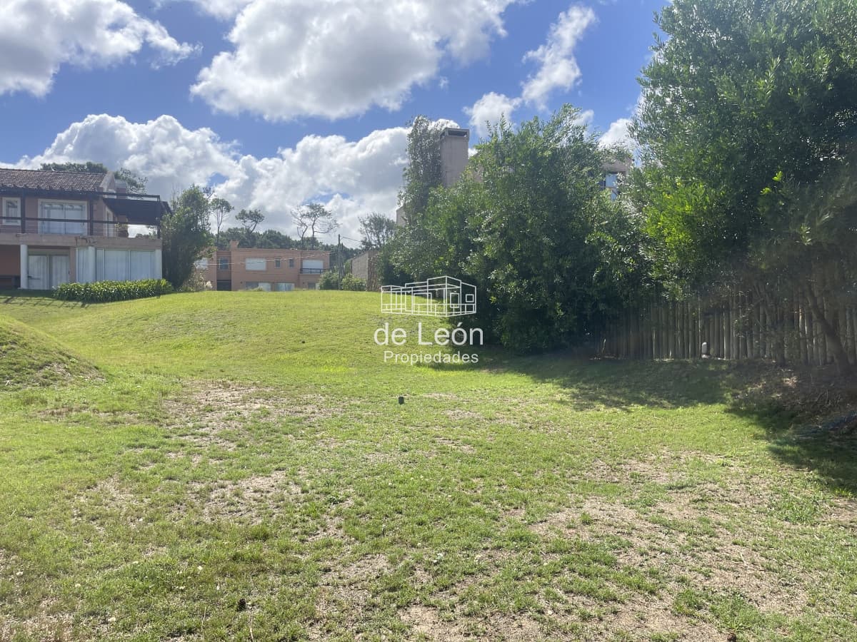 Lote de 707m2 a metros del mar. Montoya, La Barra