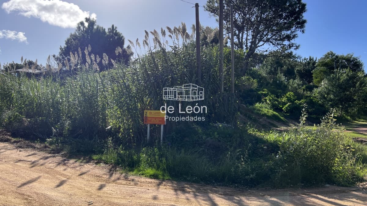 Se vende amplio terreno esquinero en La Barra