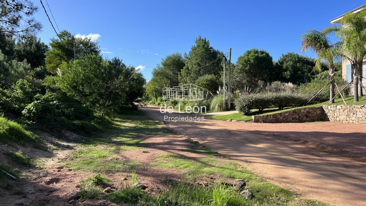 Se vende amplio terreno esquinero en La Barra