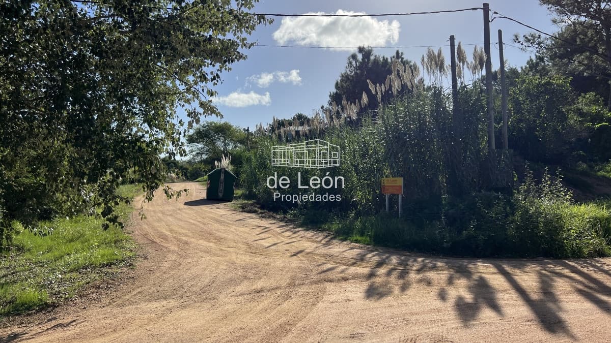 Se vende amplio terreno esquinero en La Barra