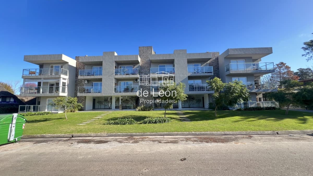 Departamento en venta de 1 dormitorio con jardín propio en Pinares, punta del Este
