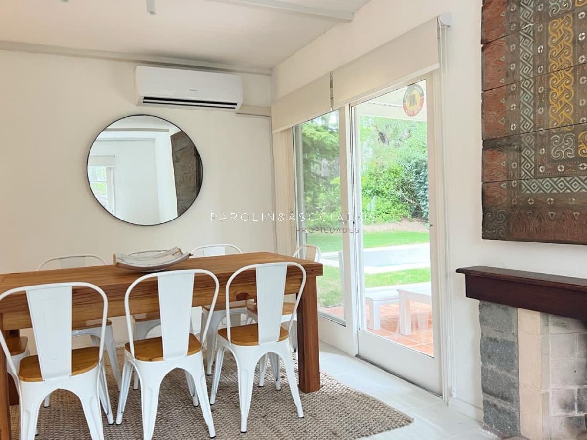 Casa en venta reciclada a estilo moderno, con amplio jardín en Montoya, La Barra