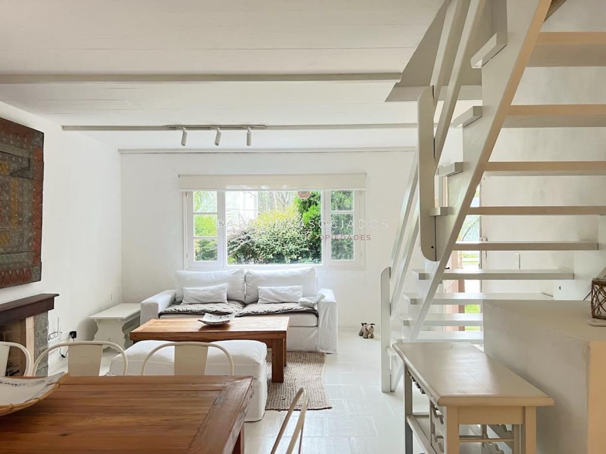 Casa en venta reciclada a estilo moderno, con amplio jardín en Montoya, La Barra