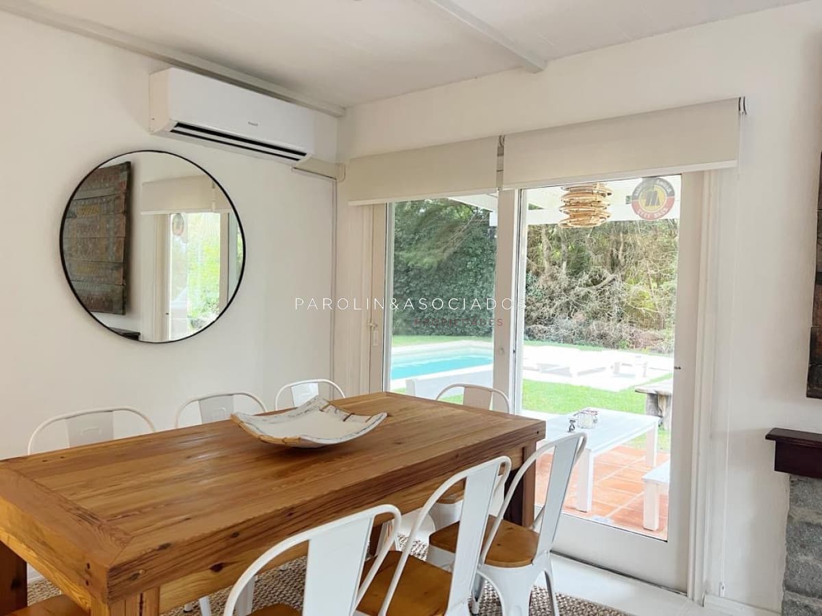 Casa en venta reciclada a estilo moderno, con amplio jardín en Montoya, La Barra