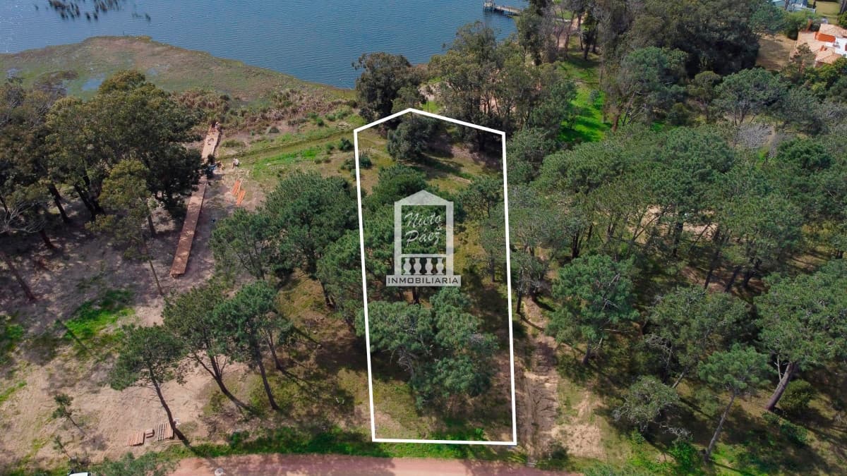 Excelente lote sobre la laguna en Reserva Montoya, La Barra