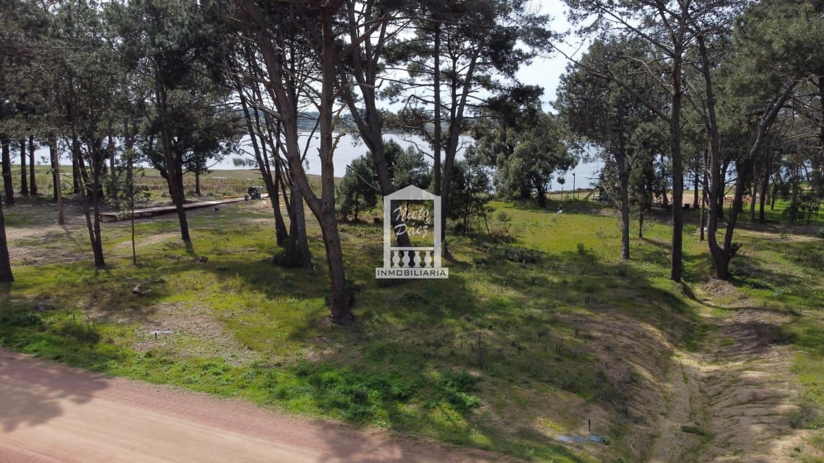 Excelente lote sobre la laguna en Reserva Montoya, La Barra