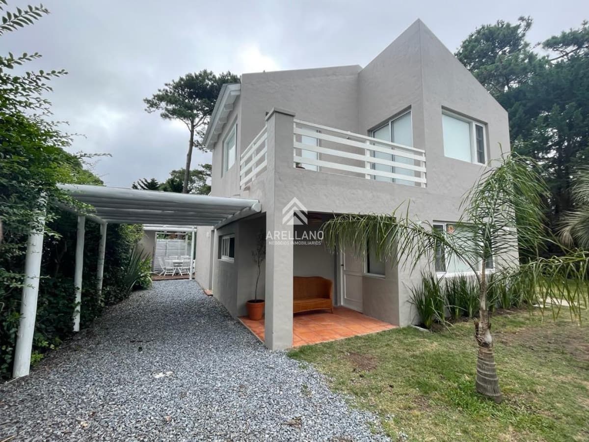 Casa ID.3680 - Casa en venta reciclada a estilo moderno, con amplio jardín en Montoya, La Barra