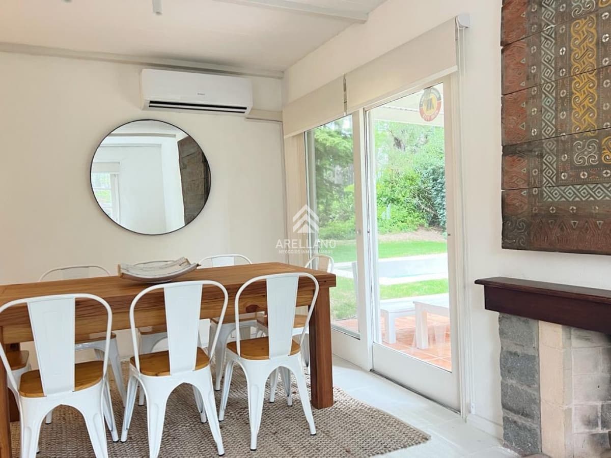 Casa ID.3680 - Casa en venta reciclada a estilo moderno, con amplio jardín en Montoya, La Barra