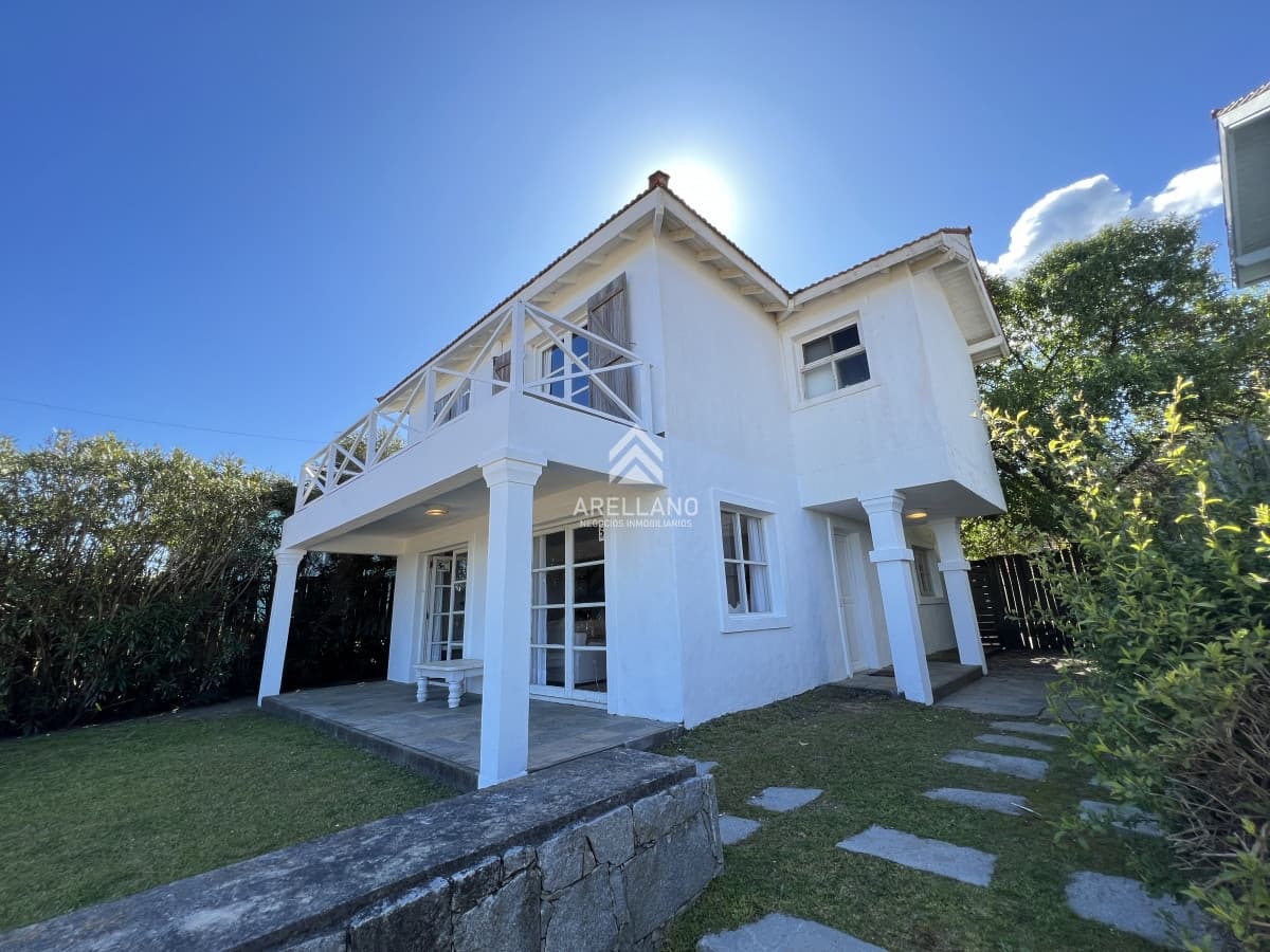 Casa ID.4599 - Casa en Montoya con excelente vista al mar, de 4 dormitorios más servicio
