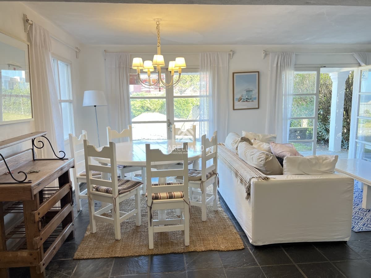 Casa ID.4599 - Casa en Montoya con excelente vista al mar, de 4 dormitorios más servicio