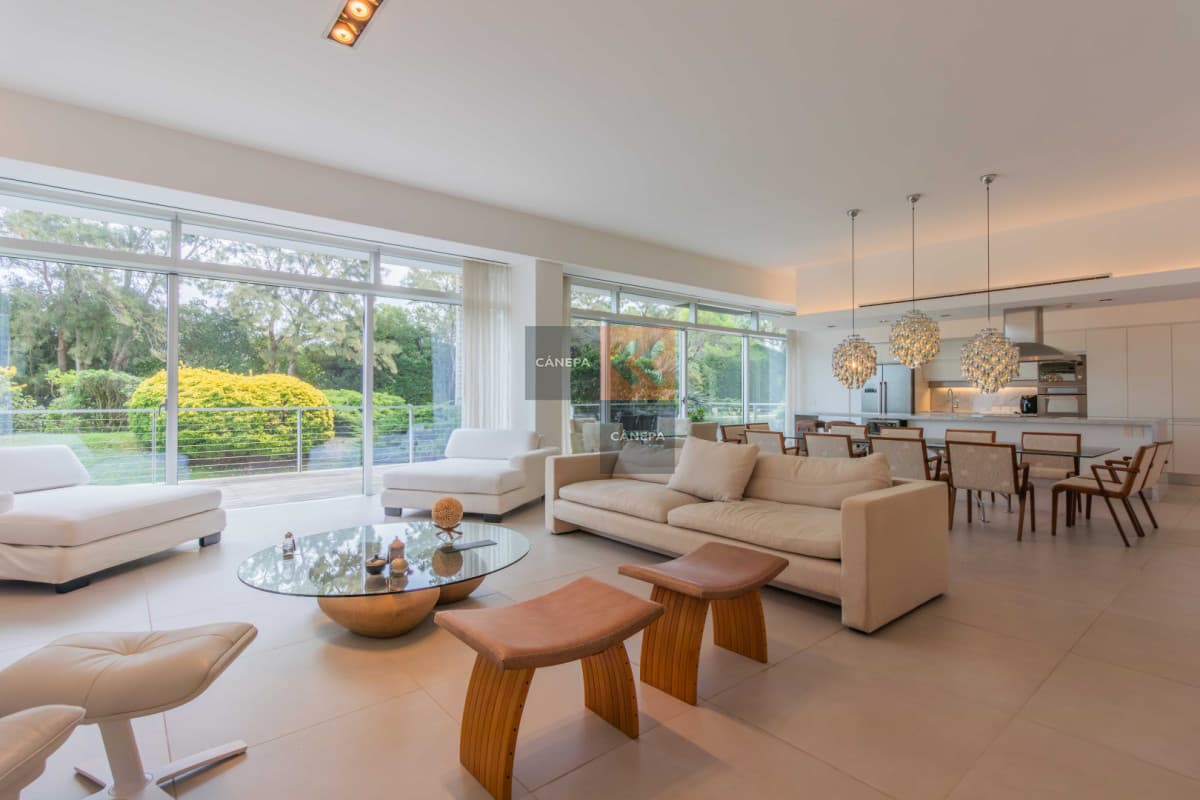 Apartamento en venta de excelente categoría en zona Brava