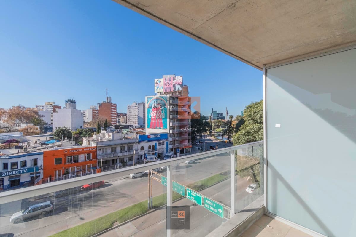 Apartamento a la venta con renta con linda terraza y mucho sol