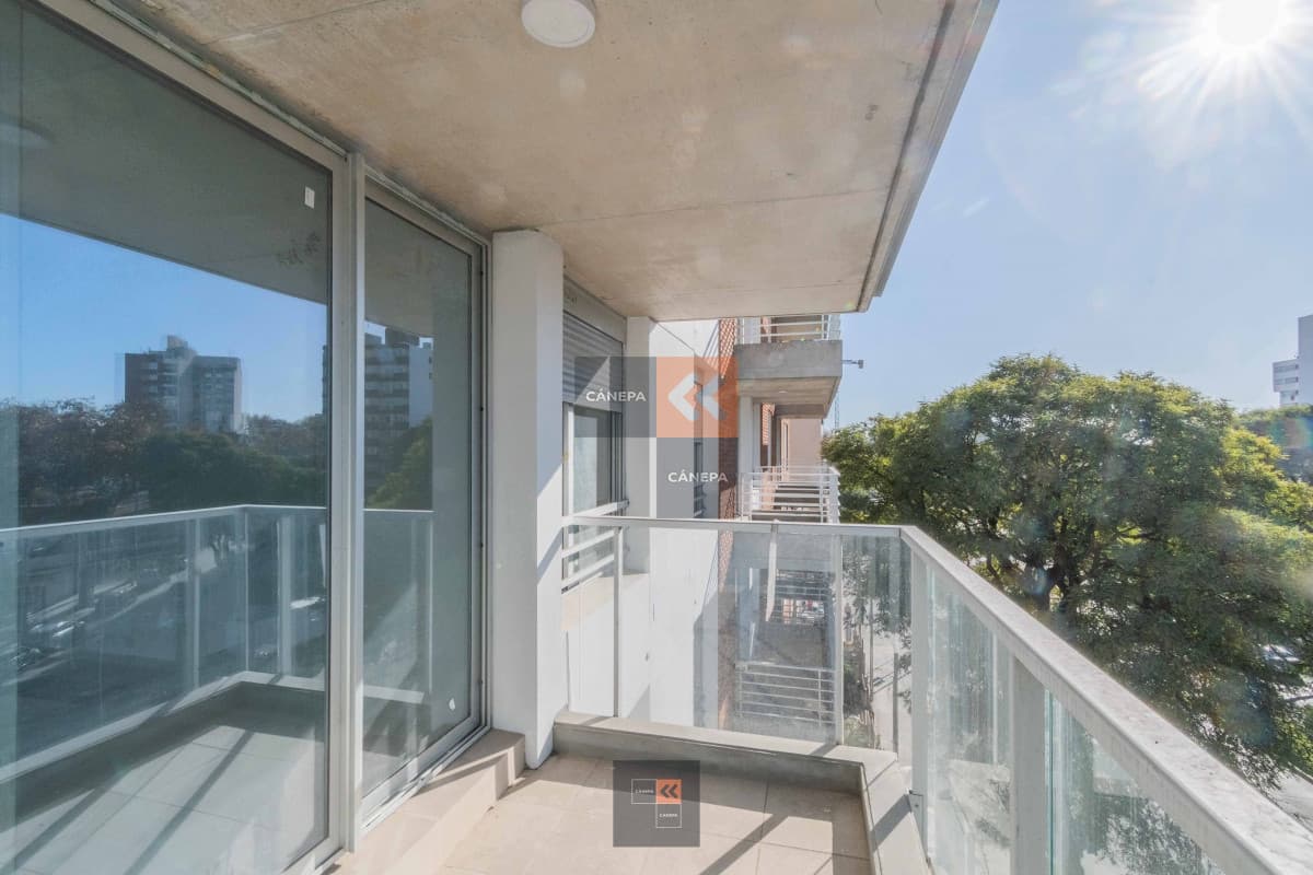 Apartamento a la venta con renta con linda terraza y mucho sol