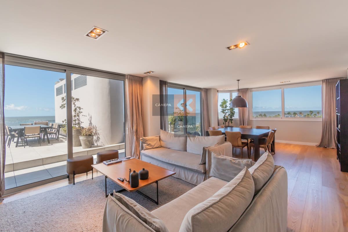 Apartamento de 3 dormitorios en Carrasco sobre rambla