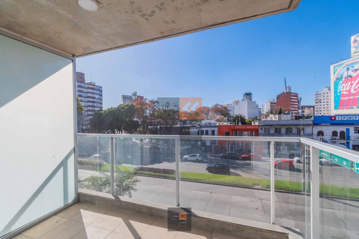 Edificio de viviendas de 1 y 2 dormitorios con patio verde.