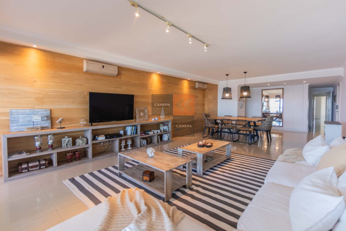 Departamento en venta de 3 suites frente a Playa Brava, con vista franca al mar