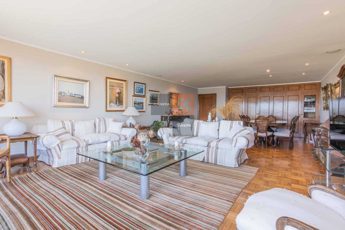 Venta apartamento de 3 dormitorios frente a las rambla de Pocitos