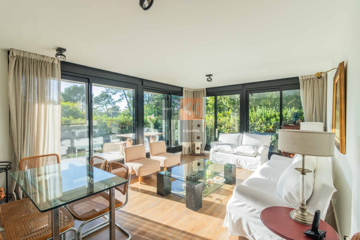 Venta apartamento de 2 dormitorios en Jardines de Carrasco + jardín con parrillero