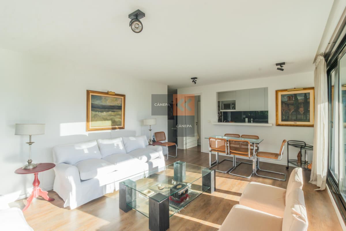 Venta apartamento de 2 dormitorios en Jardines de Carrasco + jardín con parrillero