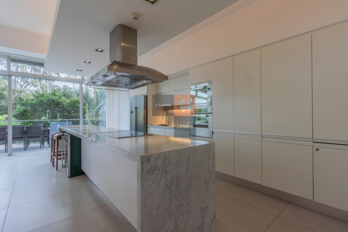 Apartamento en venta de excelente categoría en zona Brava