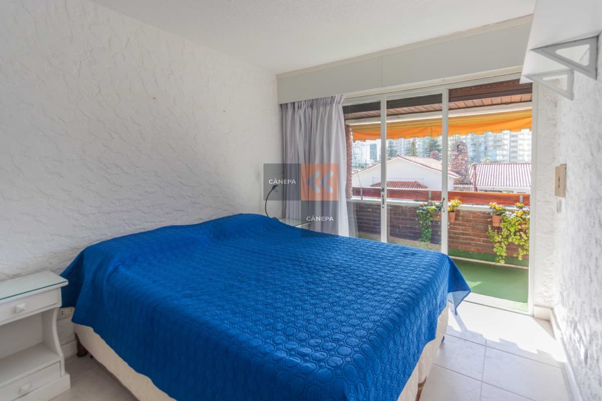 Apartamento de dos dormitorios en venta con vista al mar