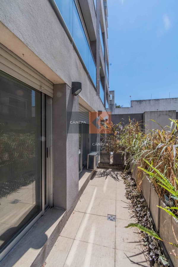 Venta con renta apartamento de 1 dormitorio con jardín en Punta Carretas