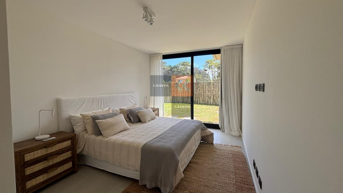 Exclusivo departamento en Manantiales con jardin propio