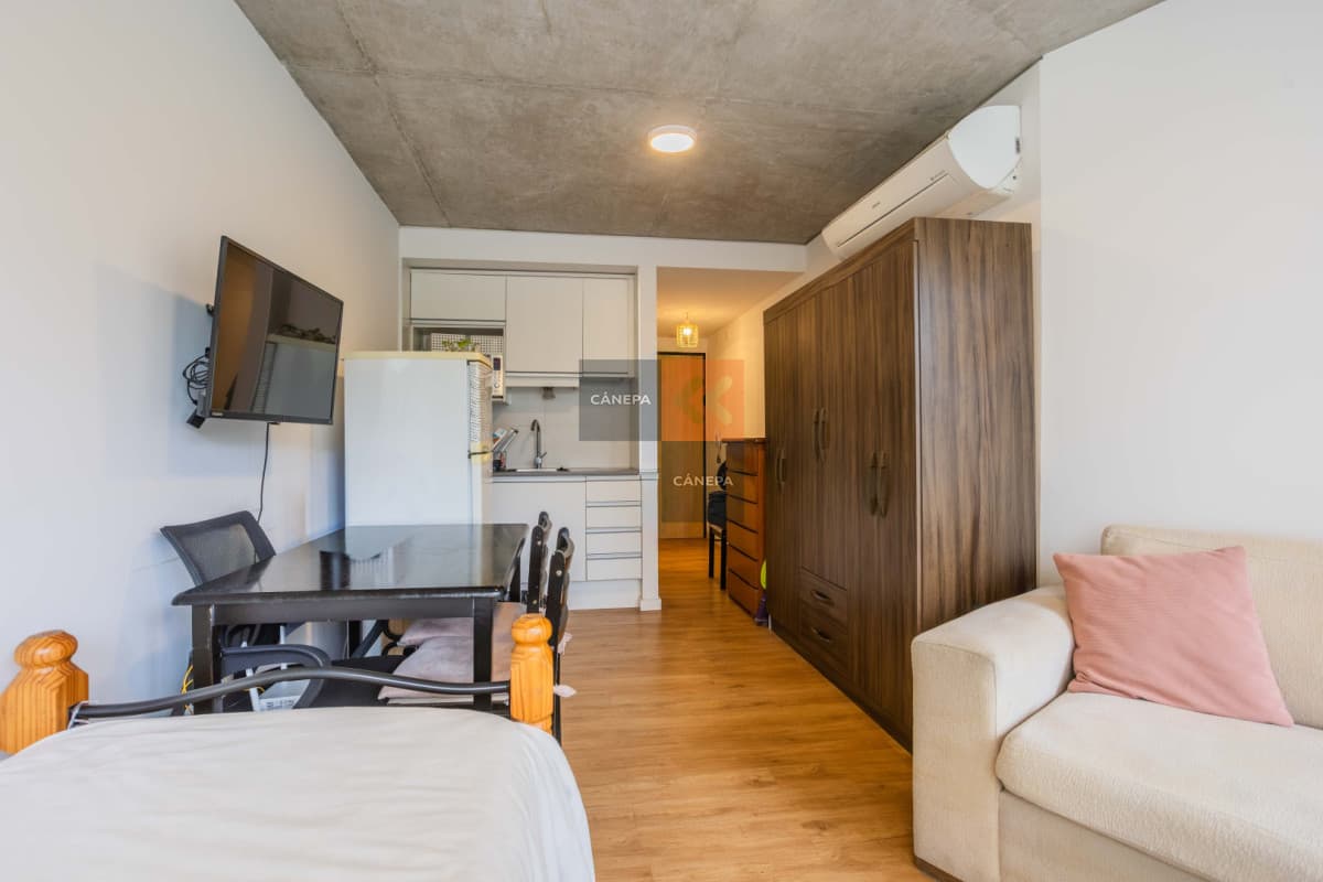 Venta con renta monoambiente con vista a la rambla de Punta Carretas