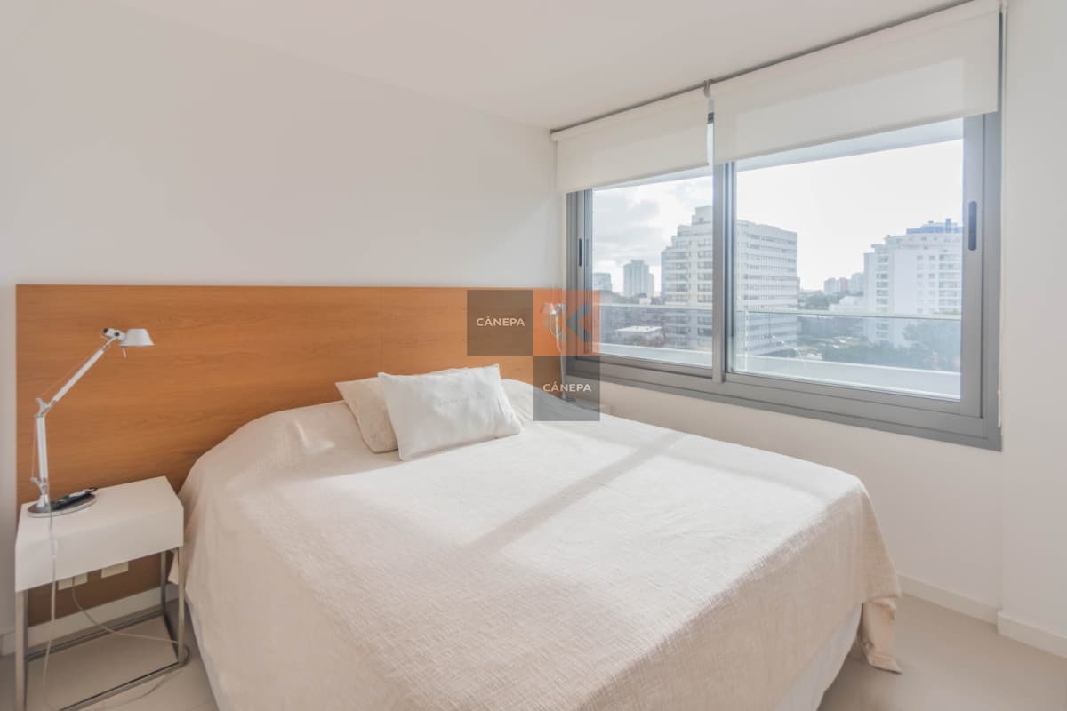 Apartamento en venta de 2 dormitorios y servicio  Zona Brava