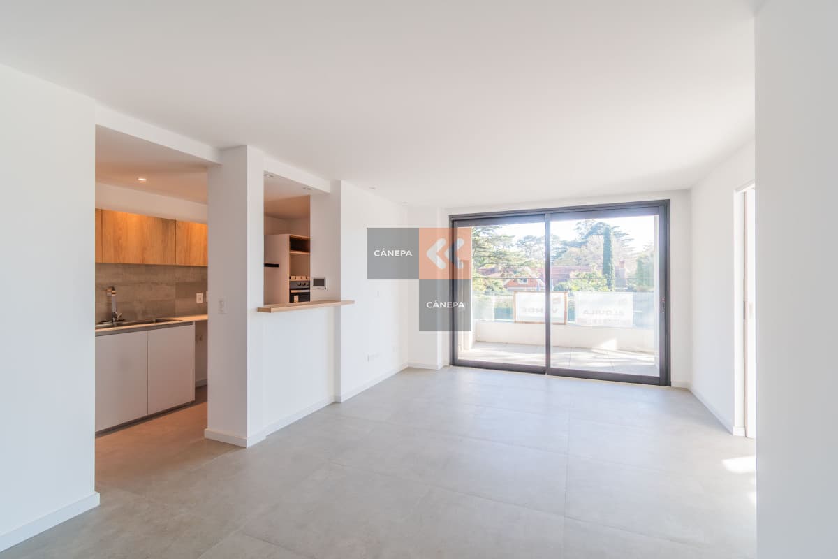 Venta apartamento de 3 dormitorios en Carrasco Norte con terraza con parrillero
