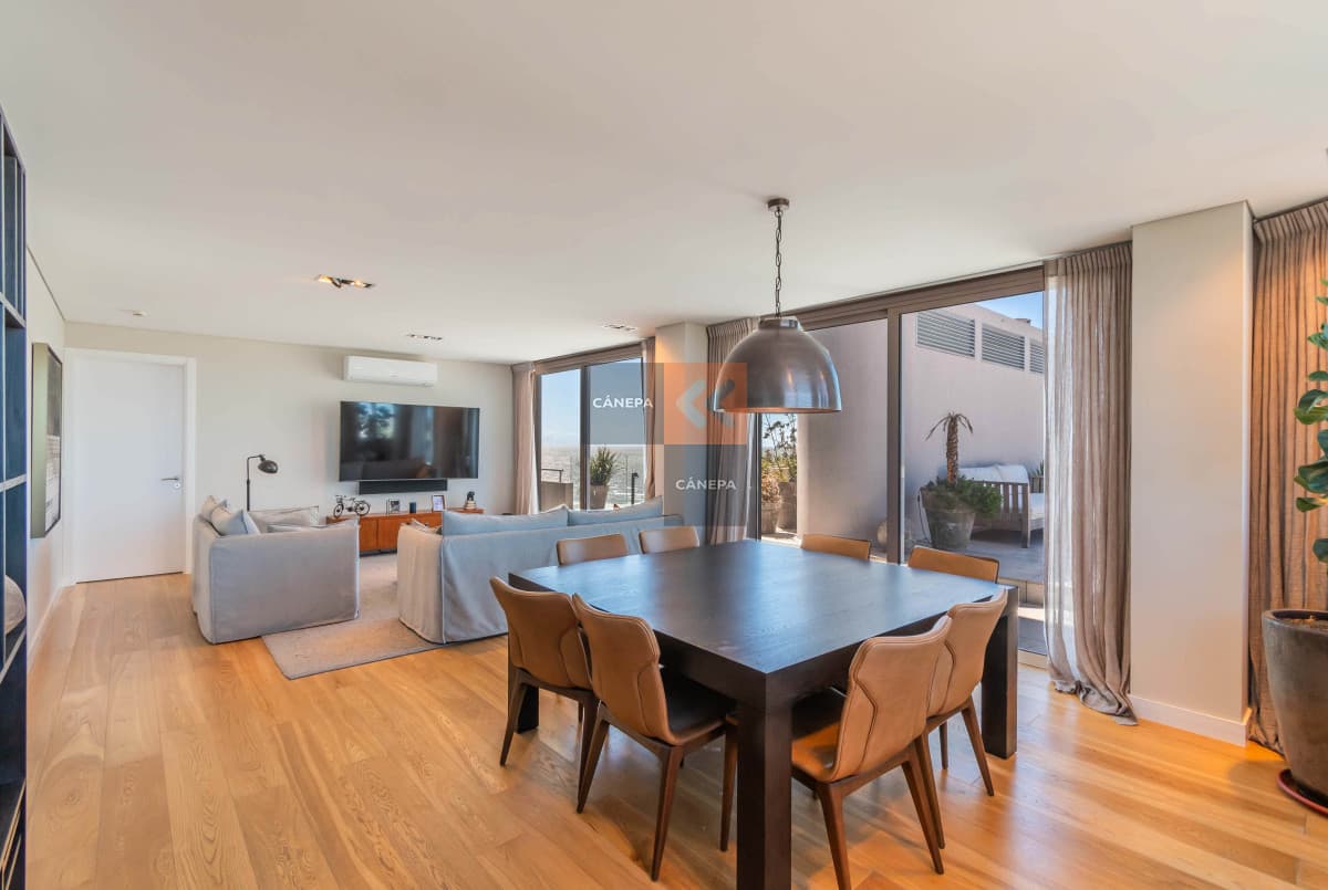 Apartamento de 3 dormitorios en Carrasco sobre rambla