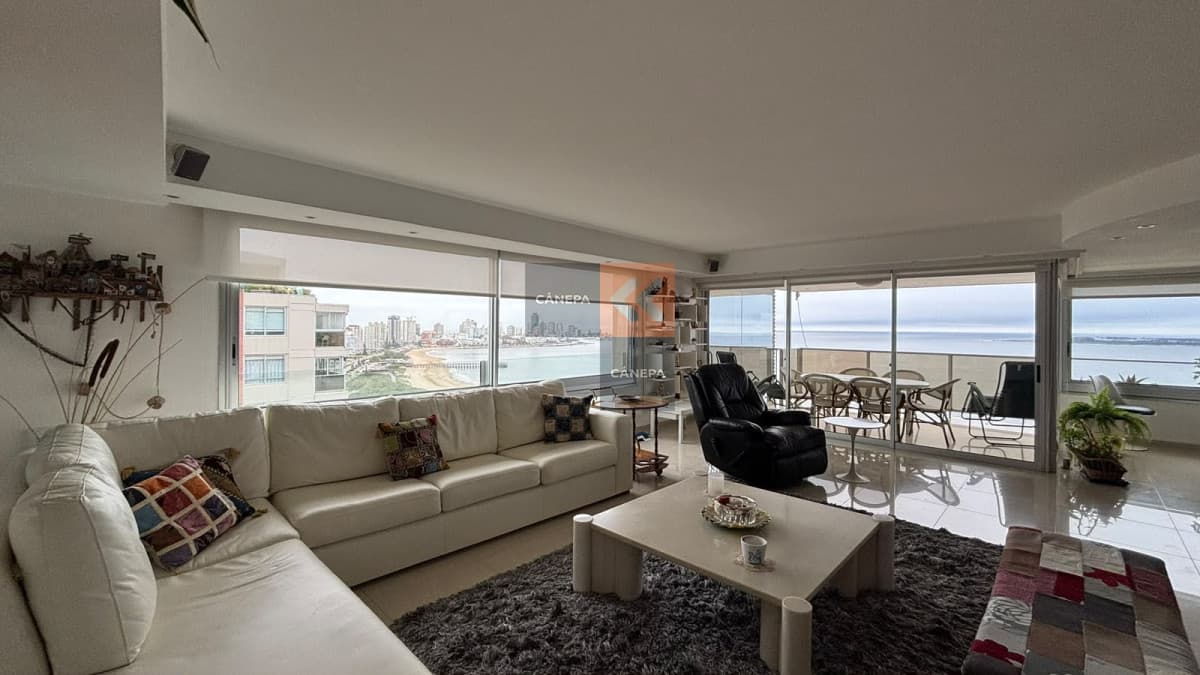 Apartamento de 3 dormitorios en primera línea