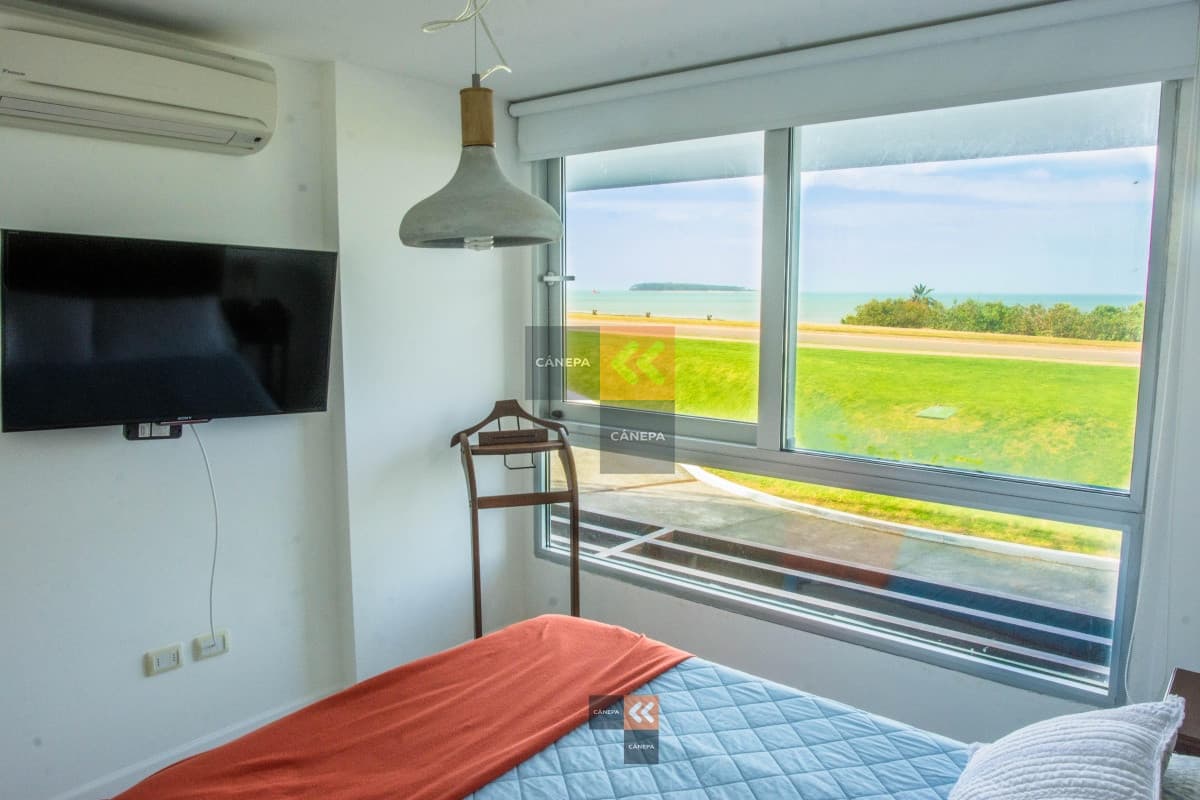 Frente a playa mansa, espectacular vista, desde el living comedor y los 3 dormitorios .