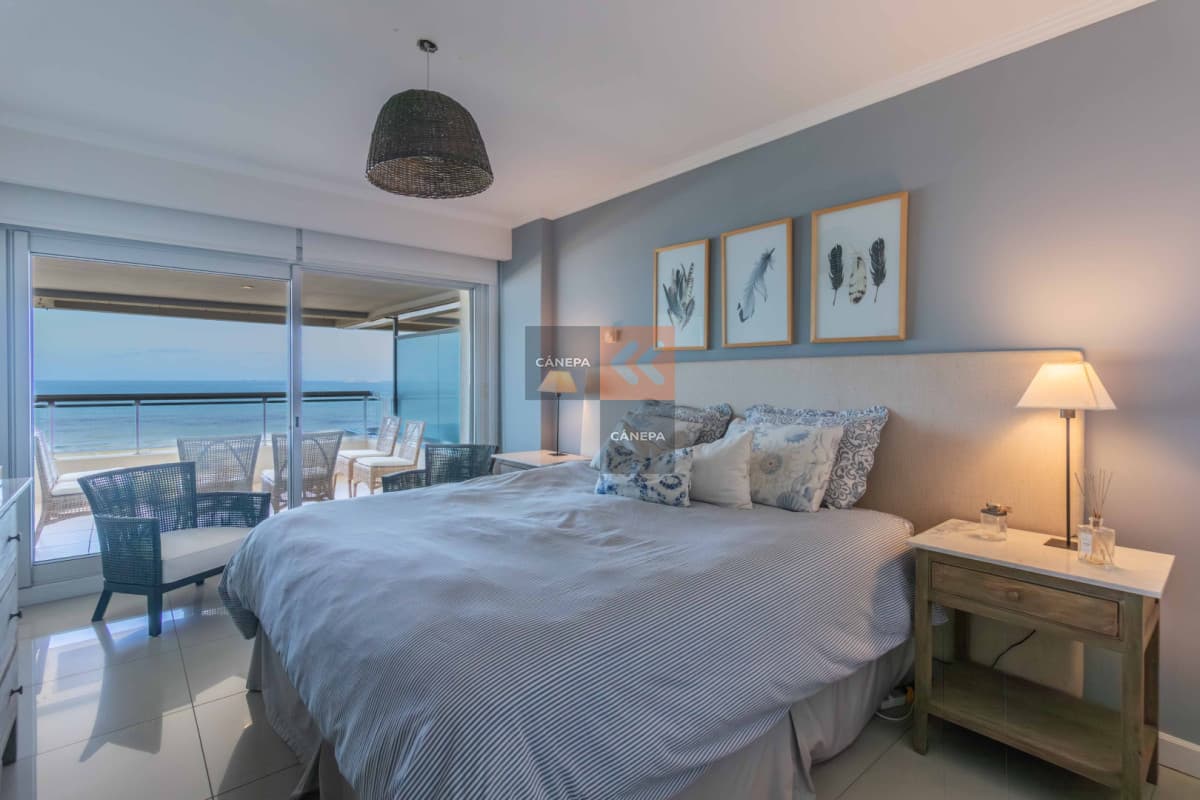 Departamento en venta de 3 suites frente a Playa Brava, con vista franca al mar