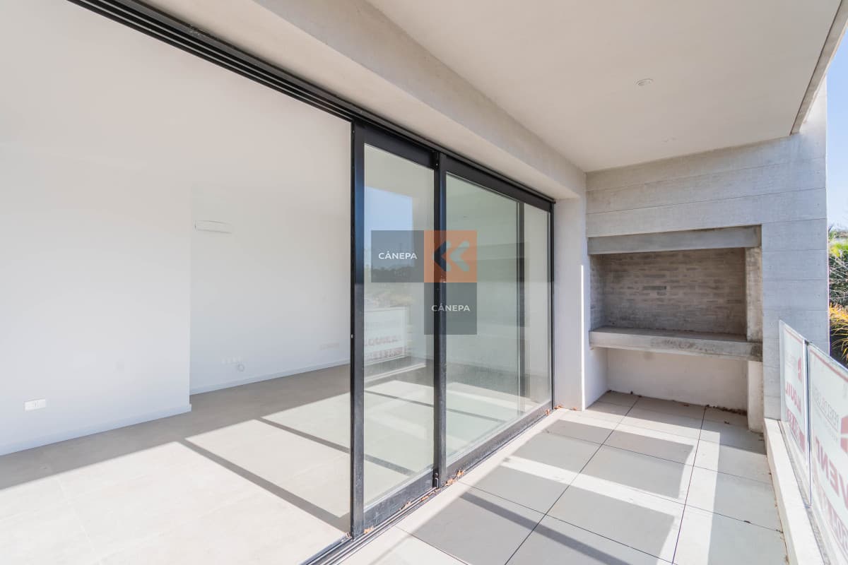 Venta apartamento de 2 dormitorios en Jardines de Carrasco con terraza con parrillero