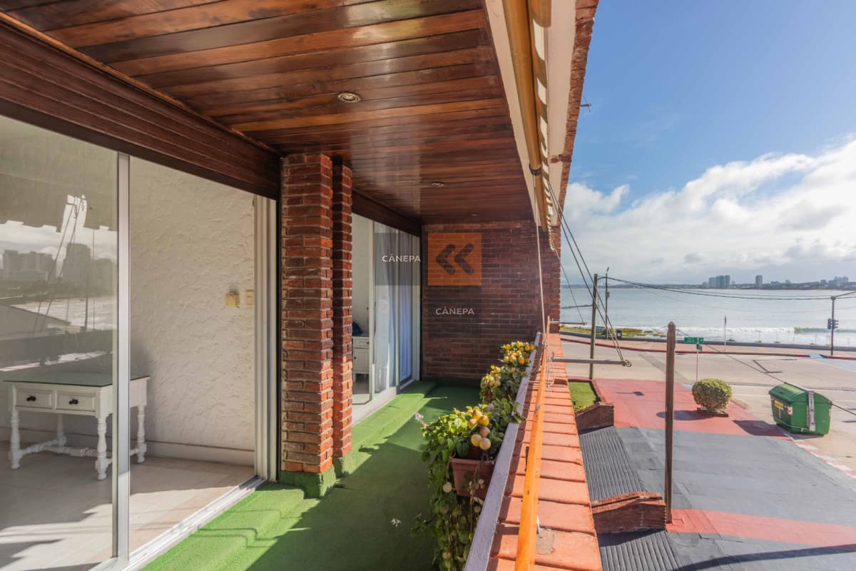 Apartamento de dos dormitorios en venta con vista al mar