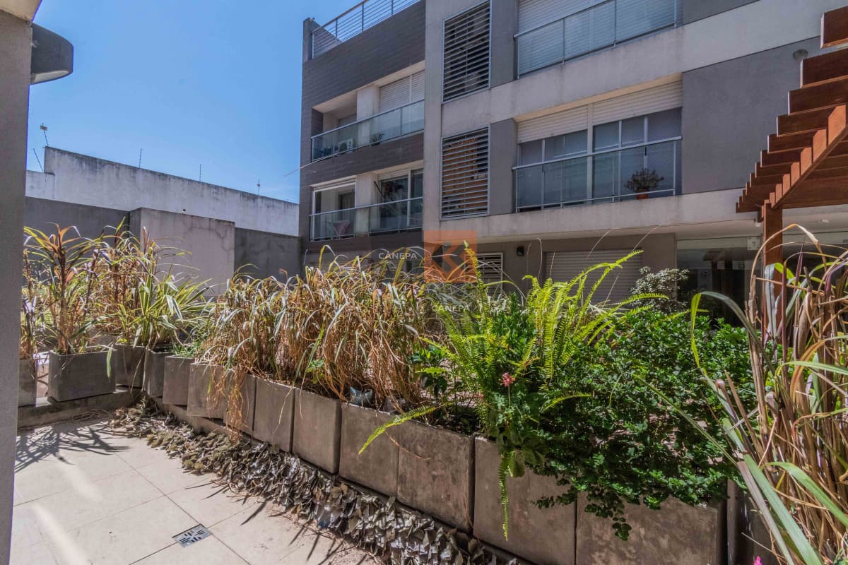 Venta con renta apartamento de 1 dormitorio con jardín en Punta Carretas