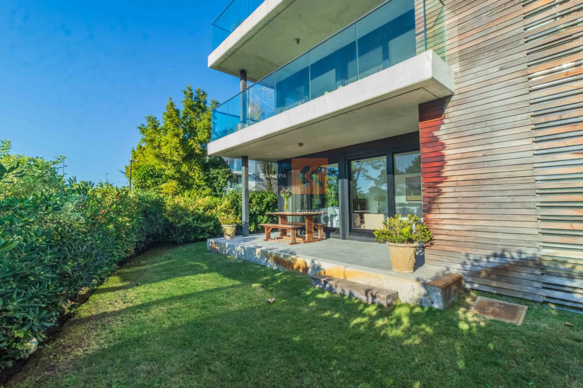Venta apartamento de 2 dormitorios en Jardines de Carrasco + jardín con parrillero