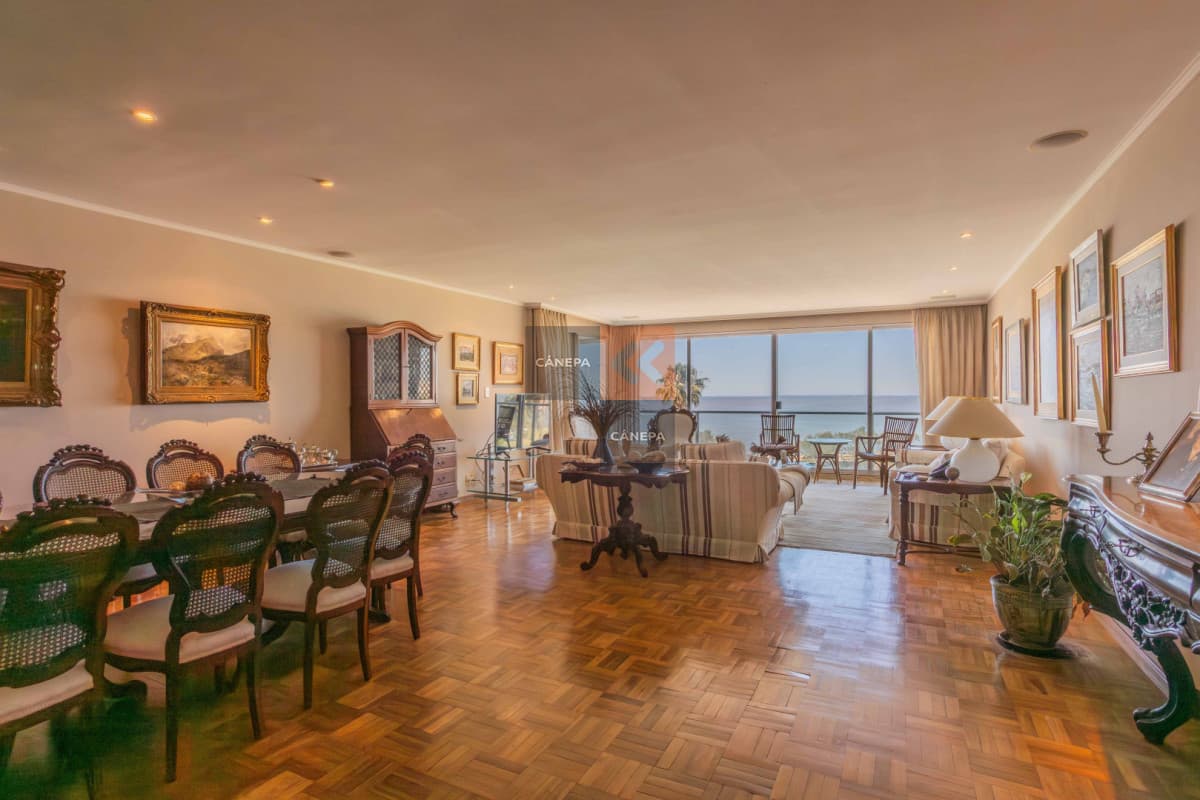 Venta apartamento de 3 dormitorios frente a las rambla de Pocitos