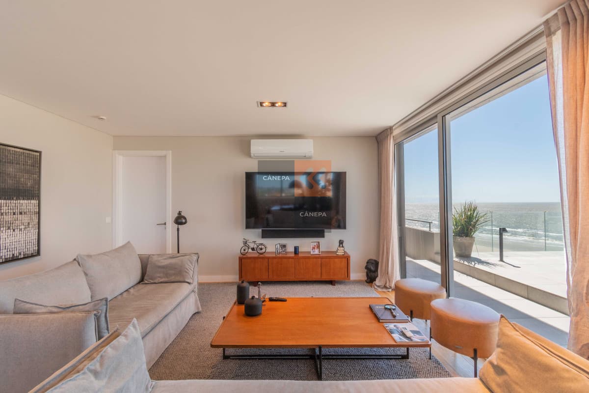 Apartamento de 3 dormitorios en Carrasco sobre rambla