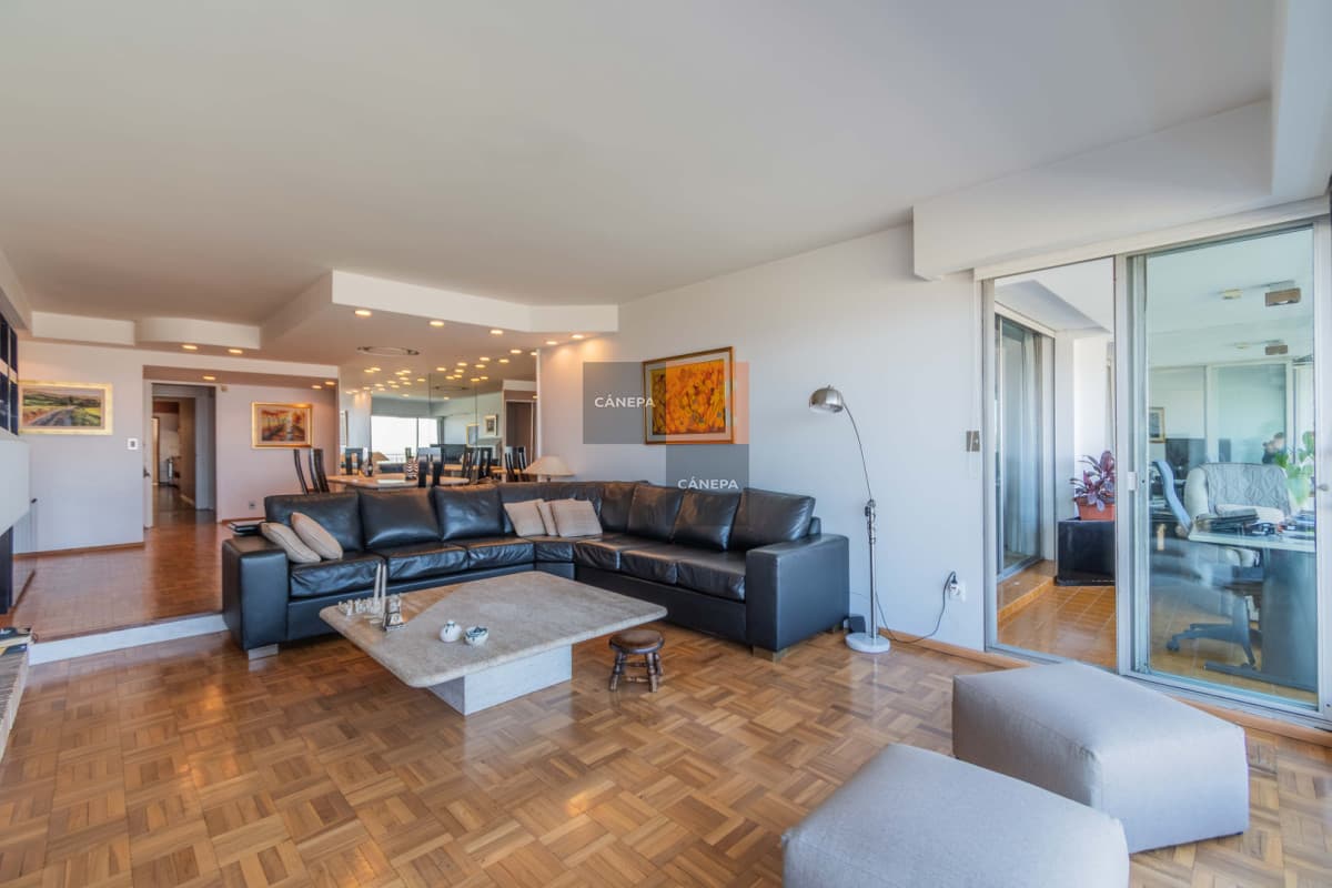 Venta apartamento de 3 dormitorios + servicio en Buceo