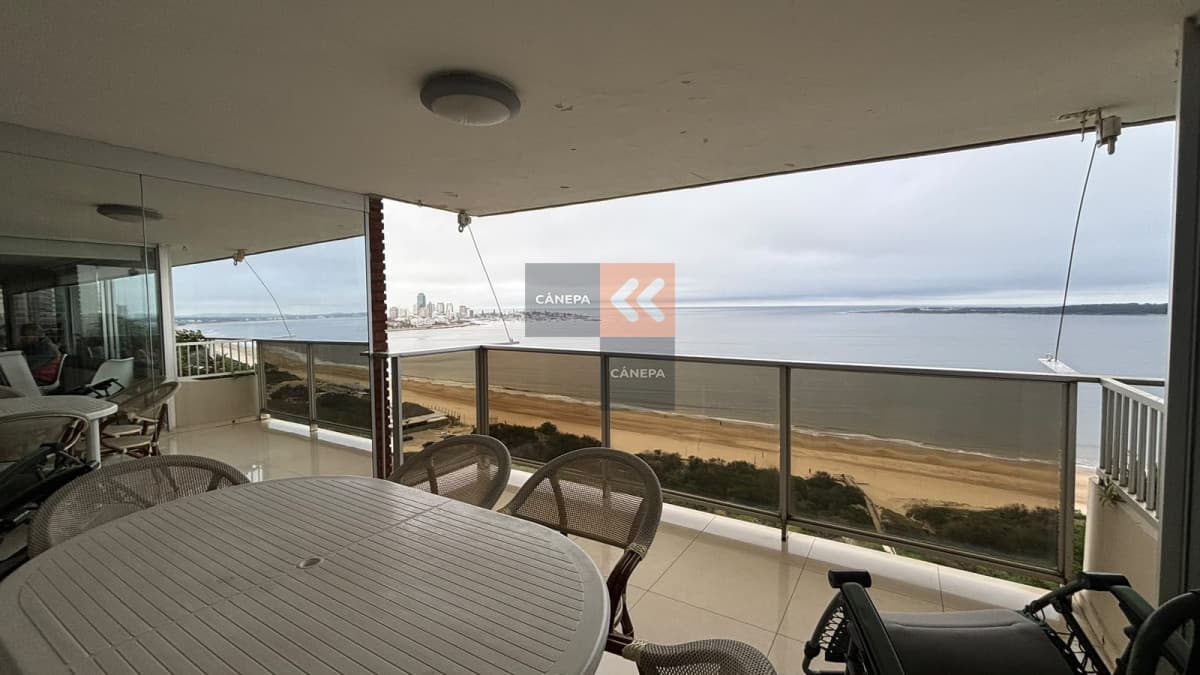 Apartamento de 3 dormitorios en primera línea