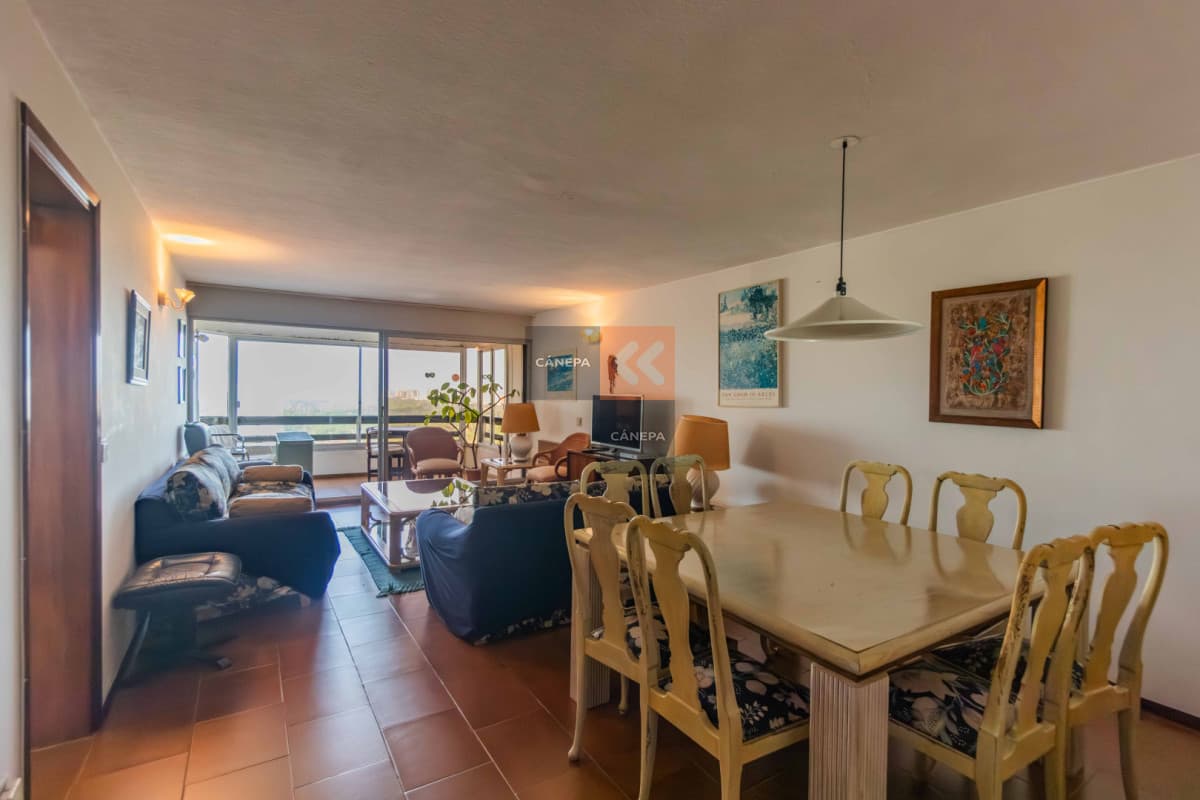 Apartamento sobre Roosevelt en piso alto Punta del Este
