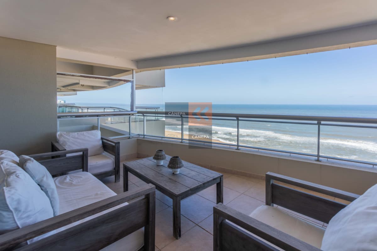 Departamento en venta de 3 suites frente a Playa Brava, con vista franca al mar